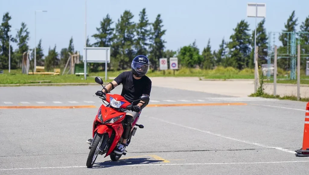 Conduciendo Una Moto: Pasos Iniciales para Novatos 1 conduciendo una moto pasos iniciales para novatos