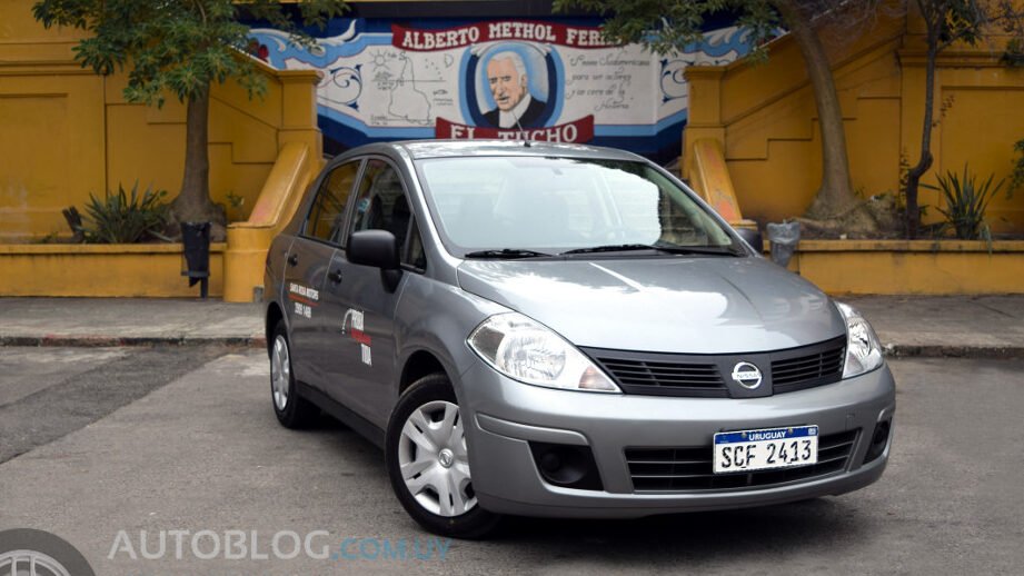 detalles del nissan tiida 1 8 y 1 6 2015 compacto y eficiente